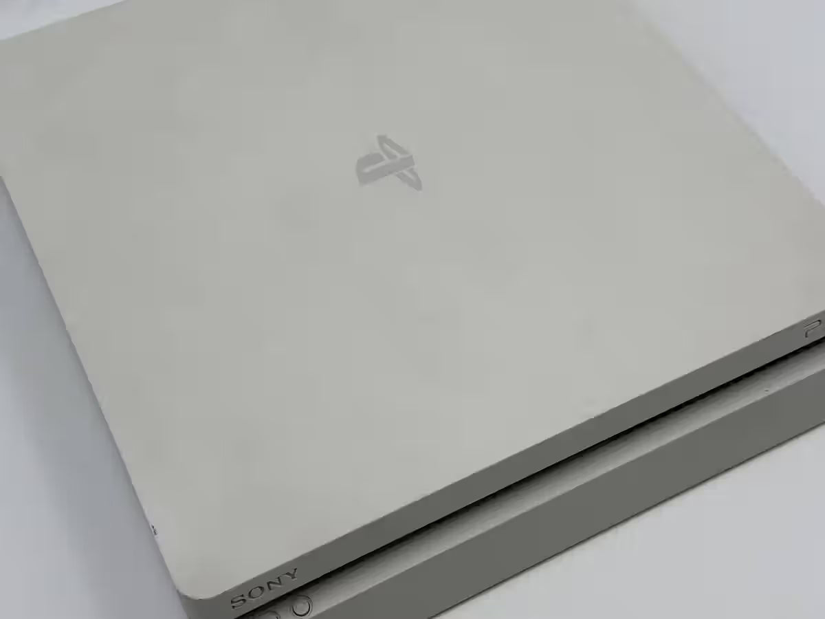 PS4 Slim Glacier White 2 Controllers + 4 Games